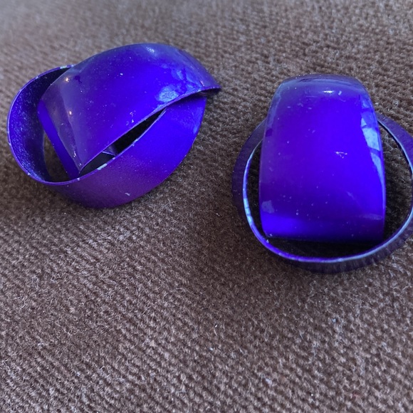 5/$25 royal purple enameled metal knot pierced earrings. 1980s vintage - Picture 2 of 4